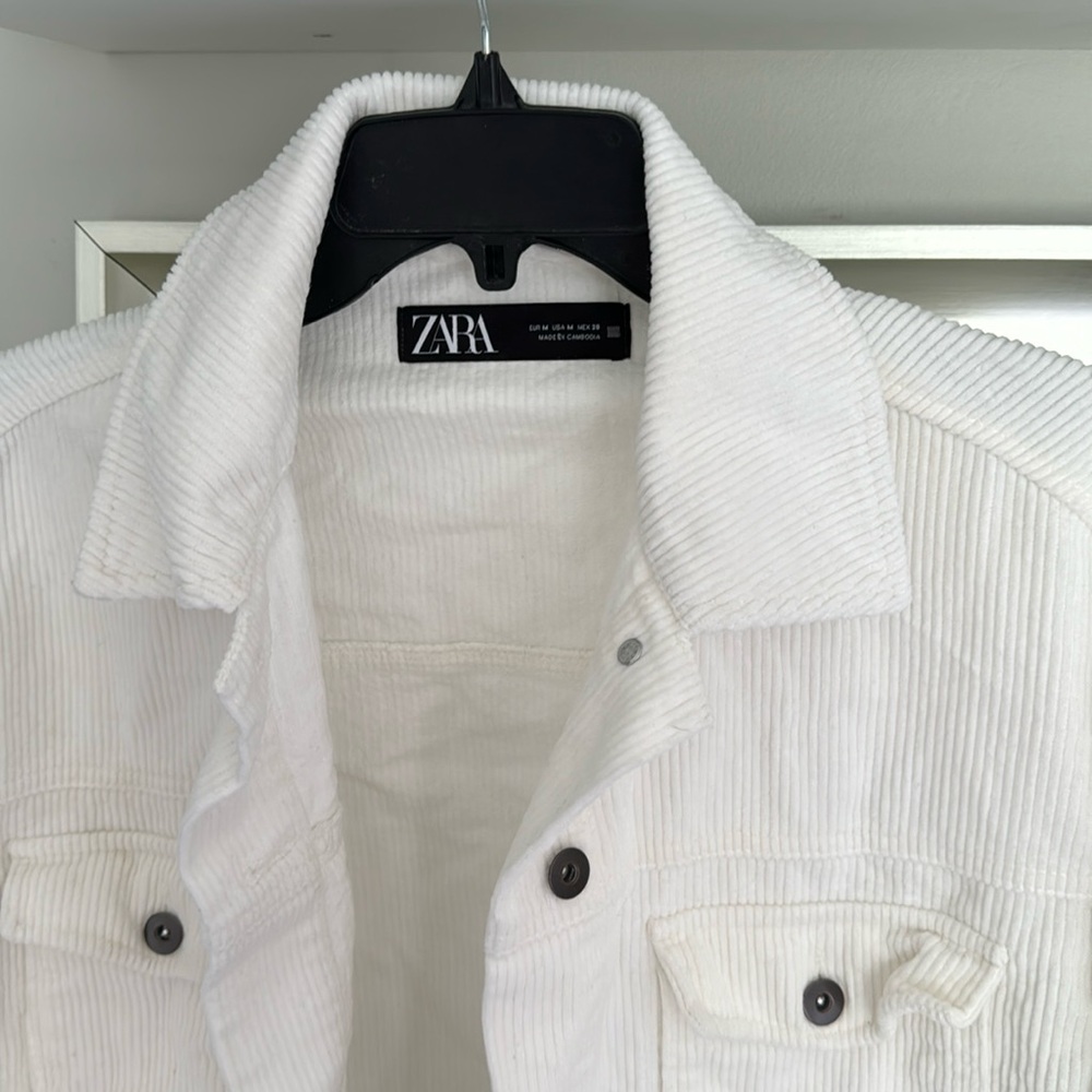 Zara size medium corduroy cream jacket only worn a few times amazing condition
